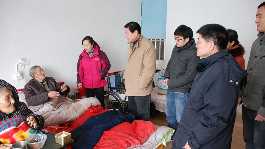 德源药业组织人员冒雪慰问敬老院